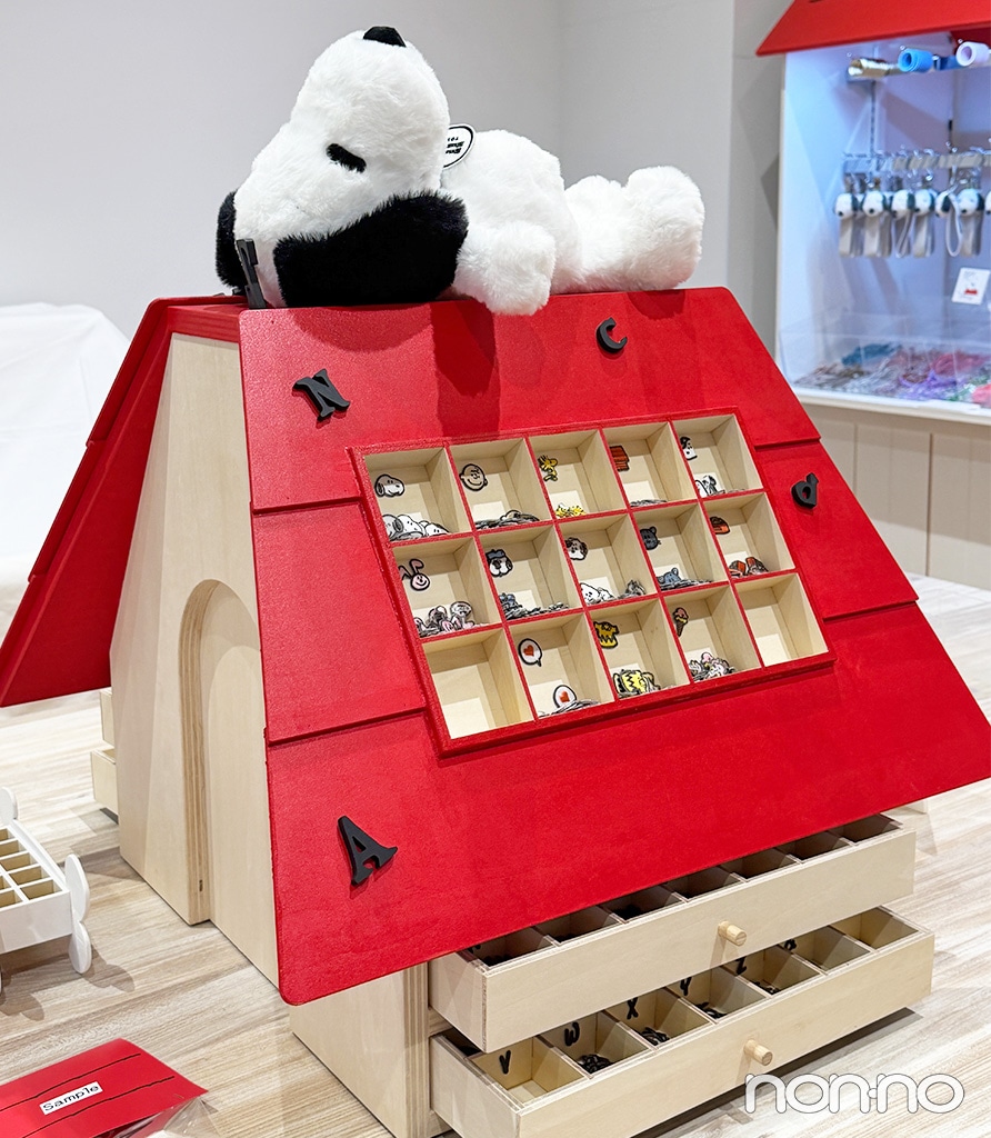 スヌーピーの赤い小屋をイメージした棚におかれた刺繡ワッペン