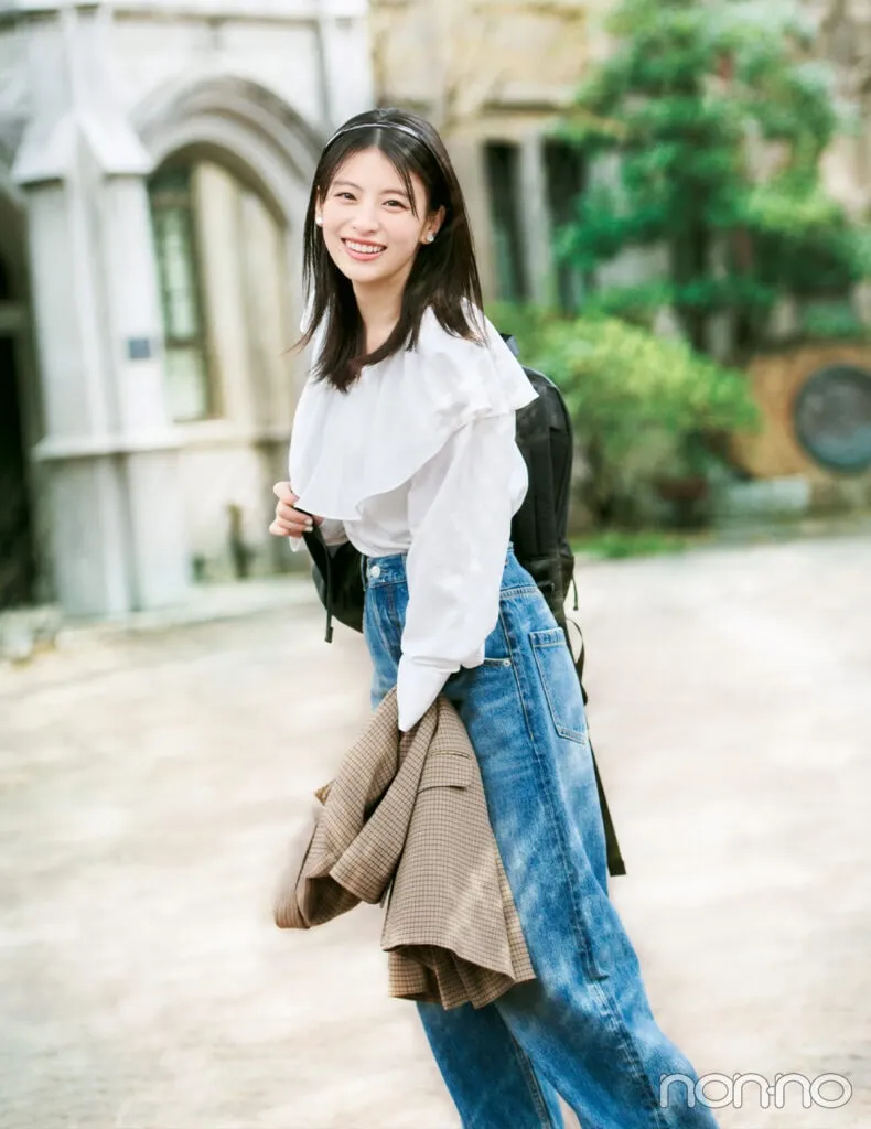 出口夏希の大学生の一週間コーデ、月曜日のブラウススタイル