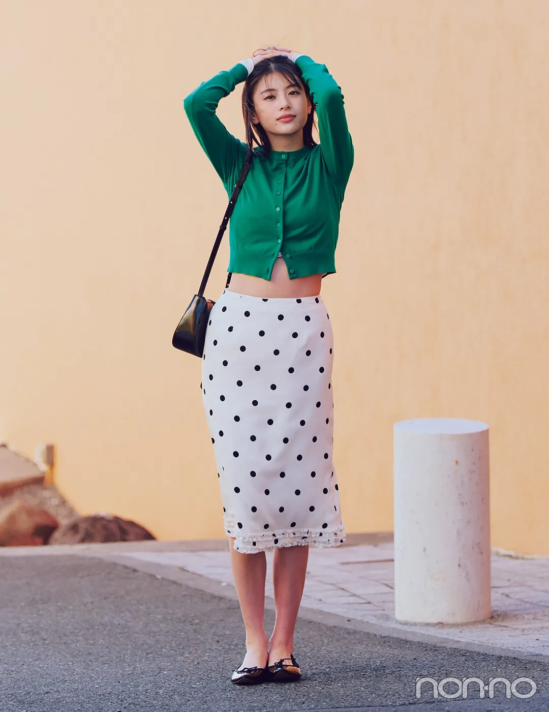 出口夏希の大学生の一週間コーデ、水曜日のドット柄スカートスタイル