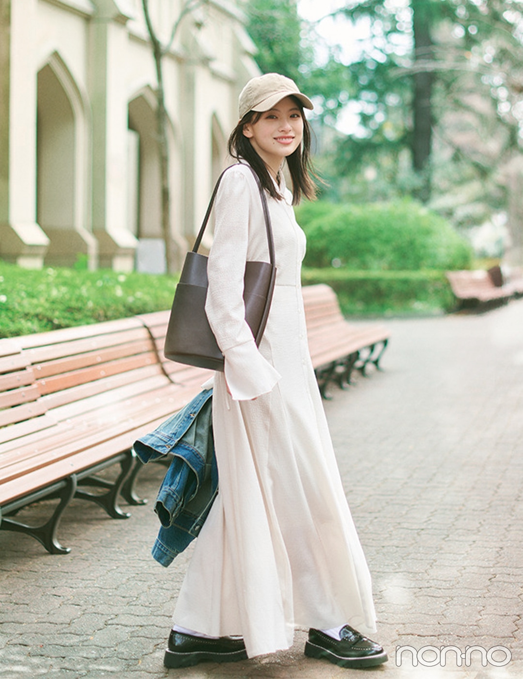 【春コーデ】白ロングワンピ×キャップ×ローファー
