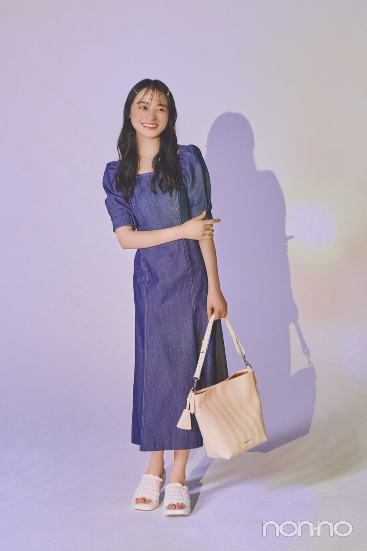 デニムワンピを着た林芽亜里