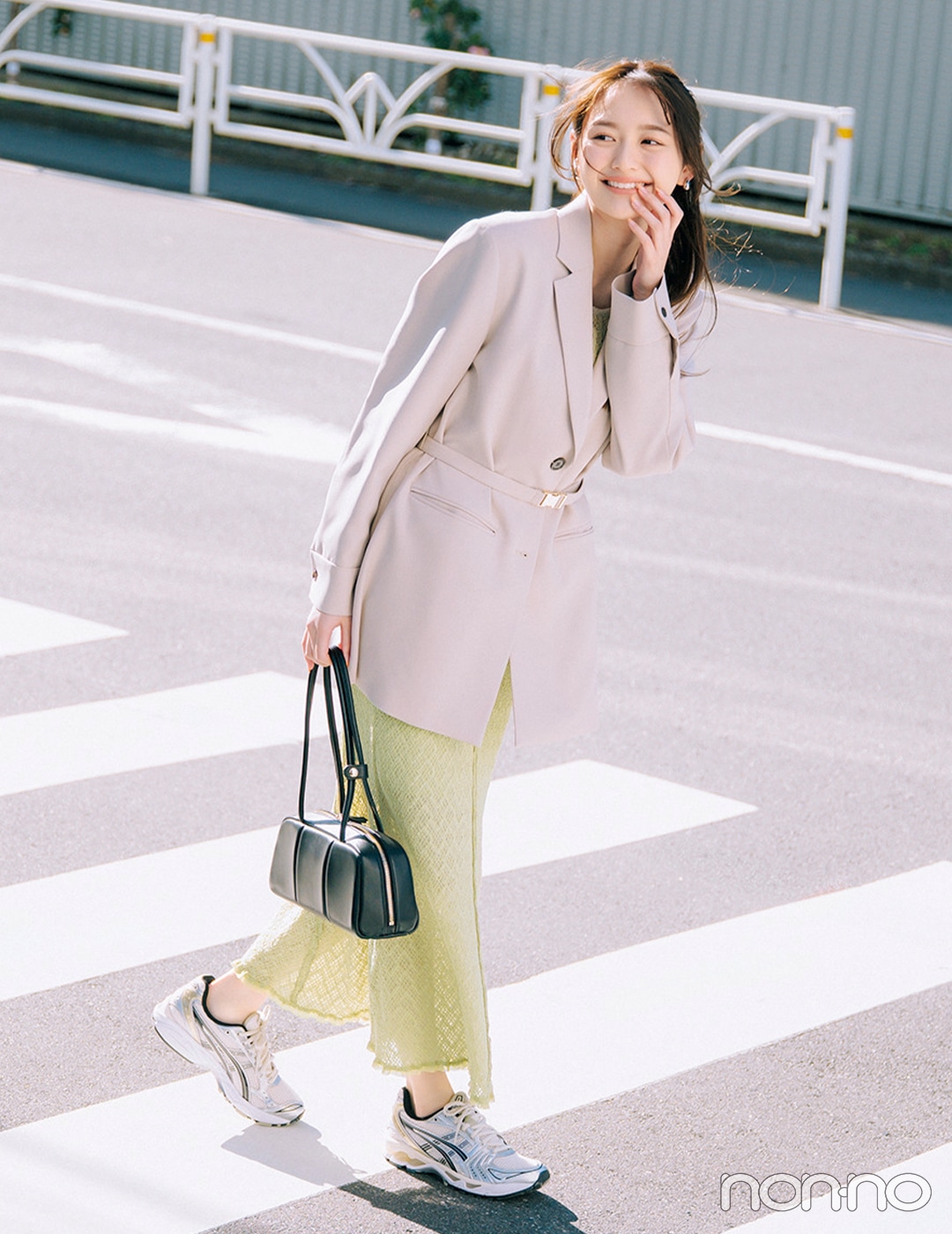 【春コーデ】ライムグリーンのワンピ×ジャケット×スニーカー