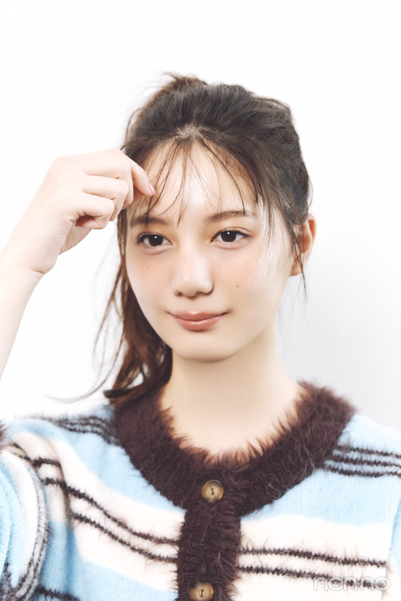 小坂菜緒のヘアアレ14daysのサイドポニーのプロセス③