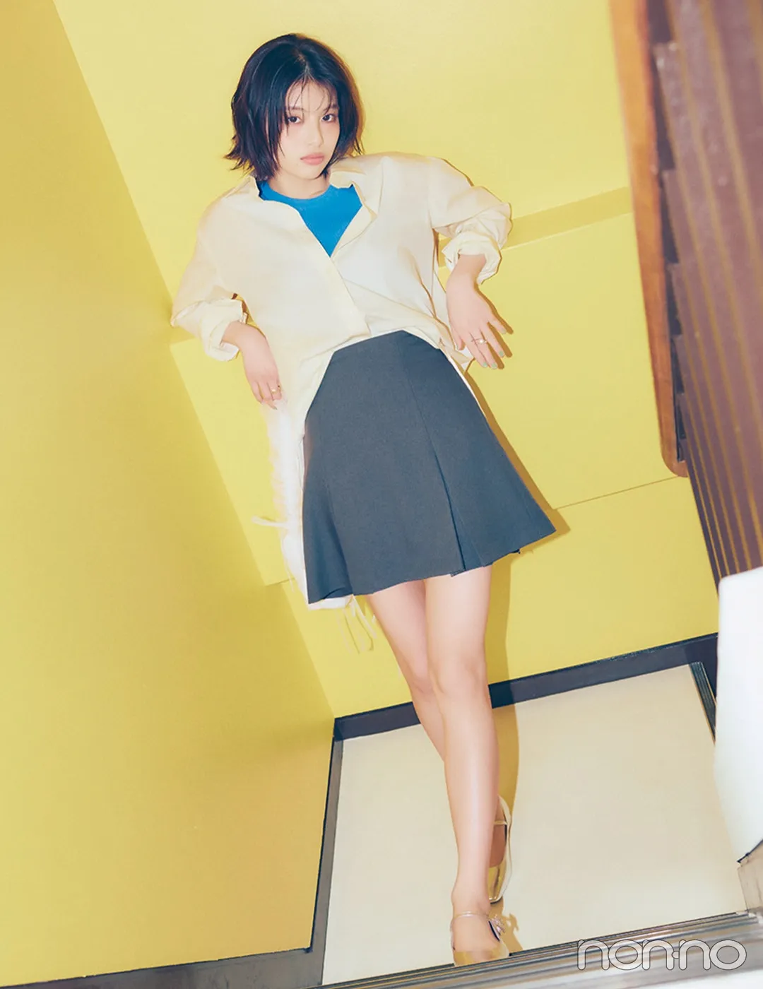 出口夏希の大学生の一週間コーデ、水曜日のカラーシャツスタイル