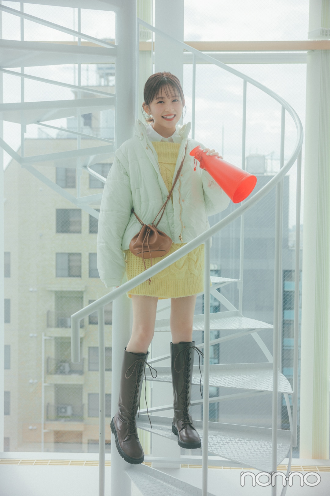 ダウンジャケット×ニットミニワンピのコーデ