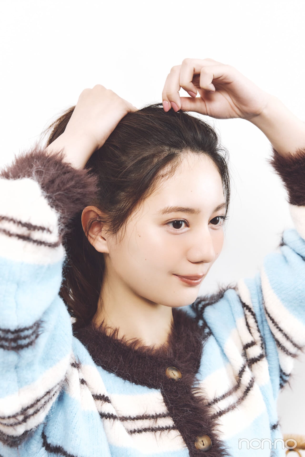 小坂菜緒のヘアアレ14daysのサイドポニーのプロセス②