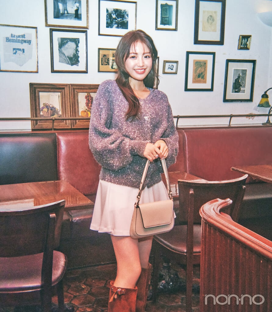 Re:EDITのカーディガンを着る香音