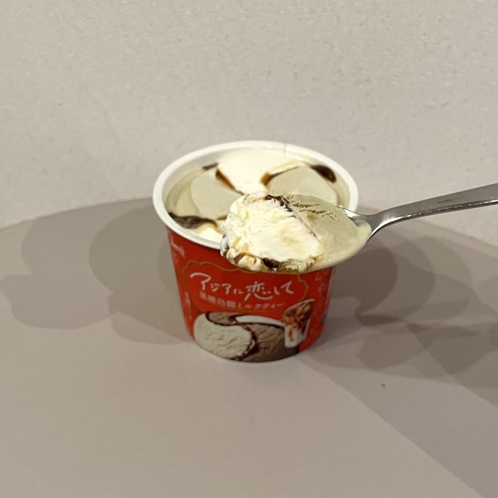 黒糖ソースと香ばしい烏龍茶アイスの組み合わせ