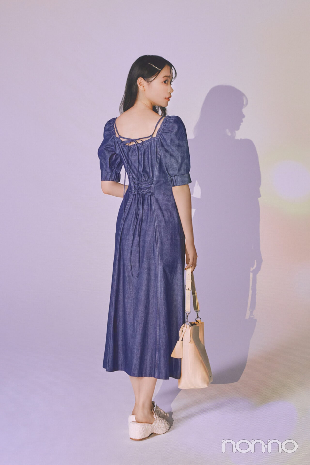 背中が空いたデニムワンピを着た林芽亜里