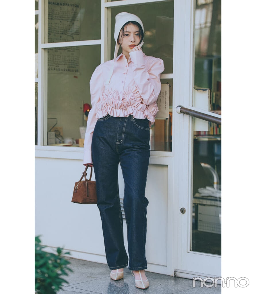 【春コーデ】ストレートデニム×ピンクのデザインシャツ