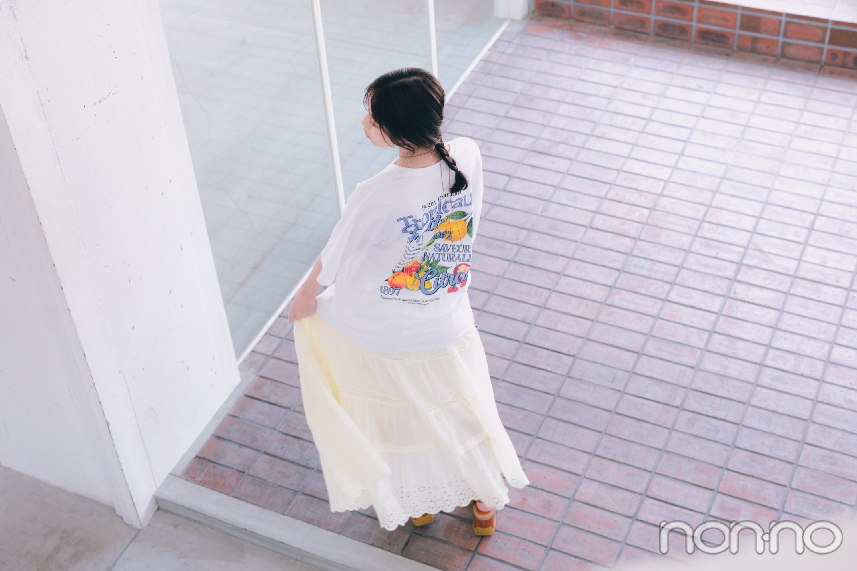 バックプリントTシャツを着た菊地姫奈の全身