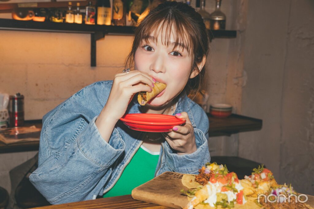 タコスを食べる岡本夏美