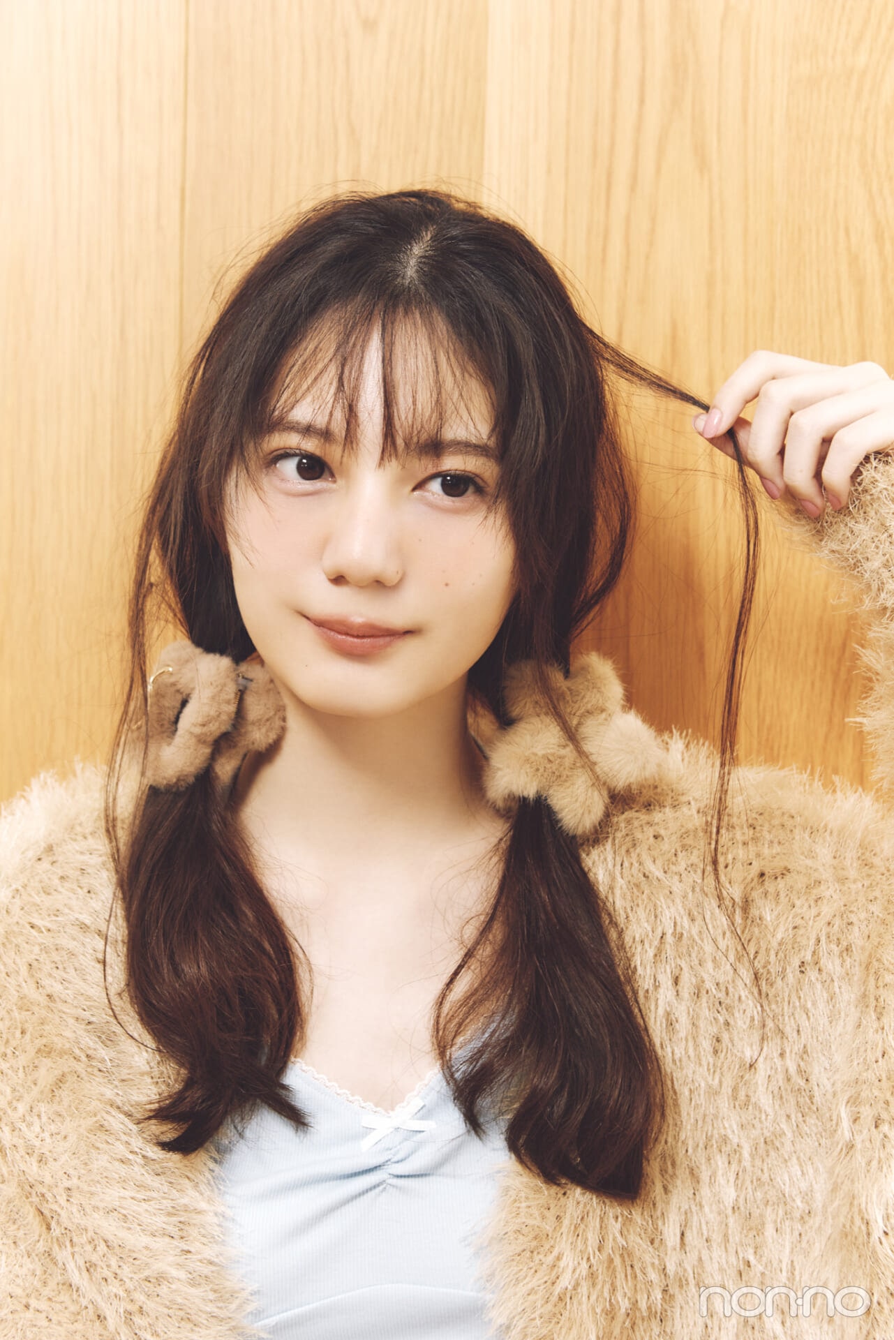 小坂菜緒のヘアアレ14daysのツインテールのプロセス③