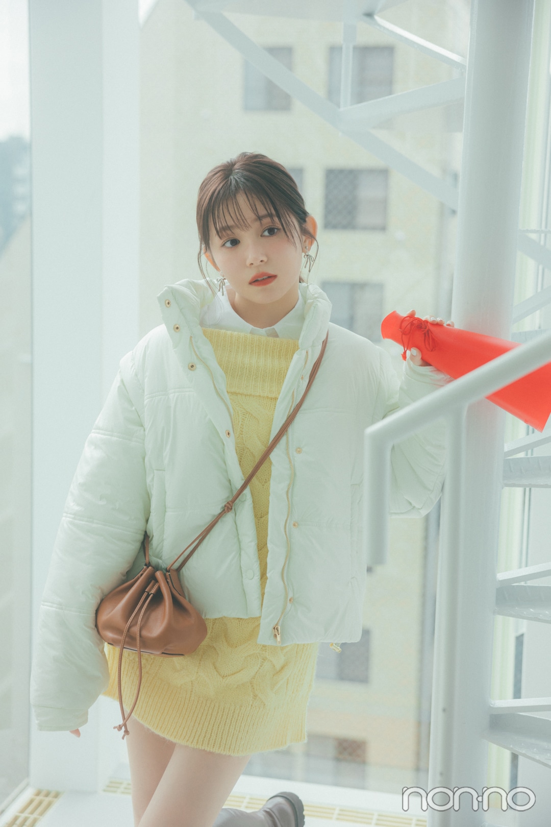 大学生の可愛い冬のデートコーデ　イエローのミニニットワンピを着た女性