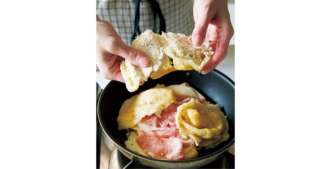 長谷川あかりさんのフライパンレシピ【油揚げと豚ロースの重ね煮】で油揚げを開いている様子
