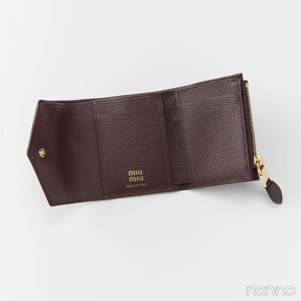 ミュウミュウの財布「スモールレザー 財布」を開いた状態　中身　内ポケット