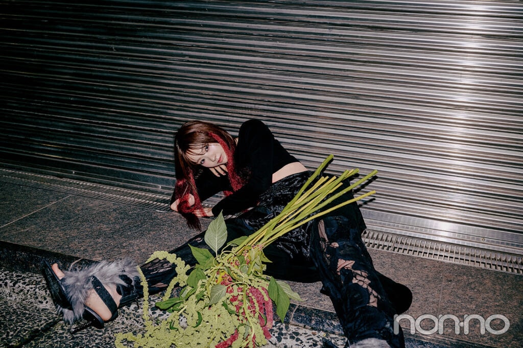 シャッター前でアマランサスと撮影する村上なずな