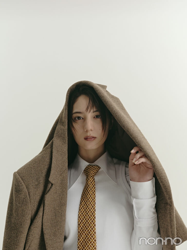 ジャケットを頭にのせる小坂菜緒