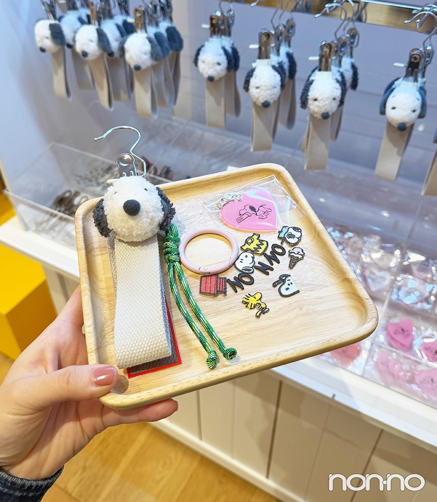 トレーにのせてマスコットタグ作り