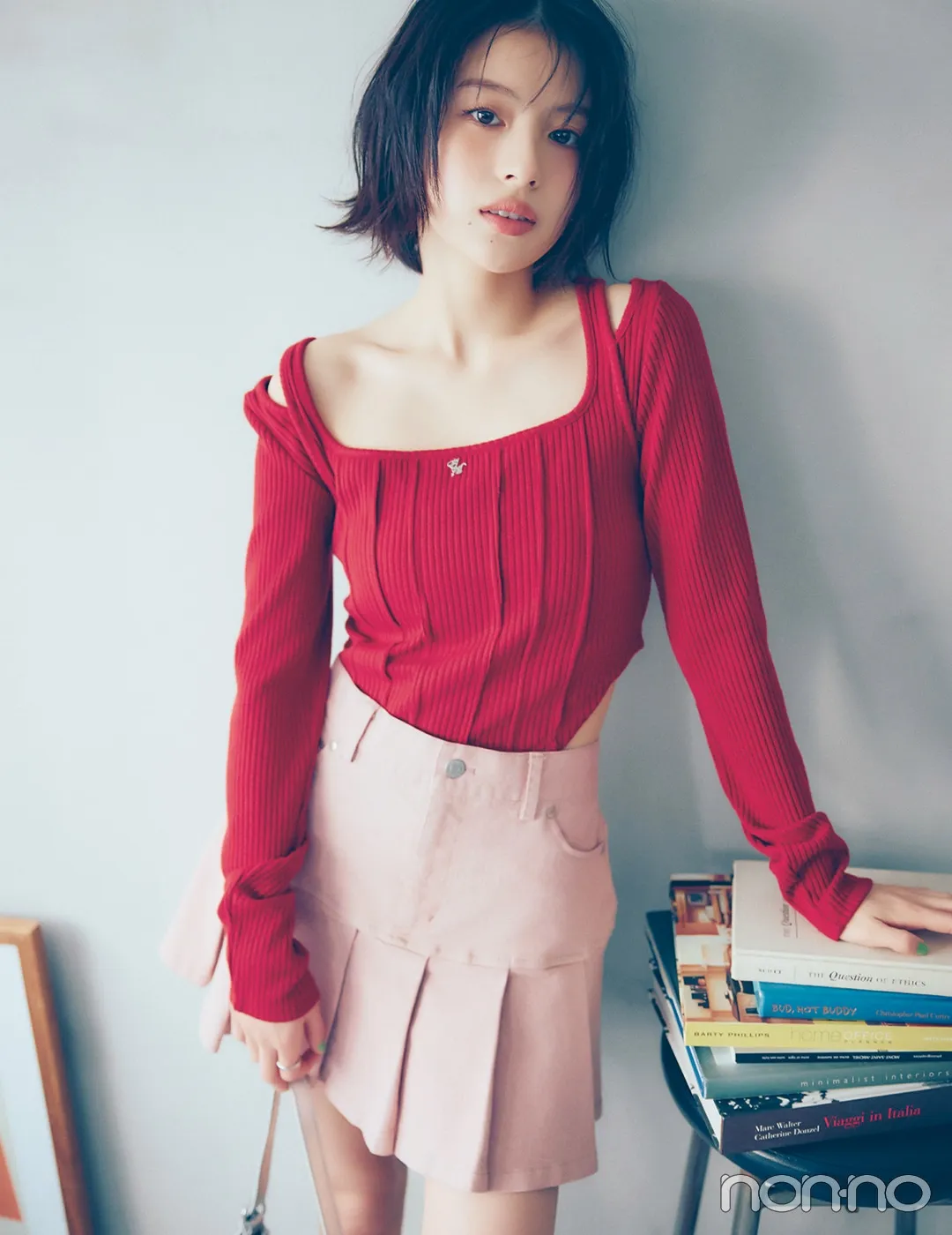 出口夏希の大学生の一週間コーデ、金曜日の肌見せスタイル