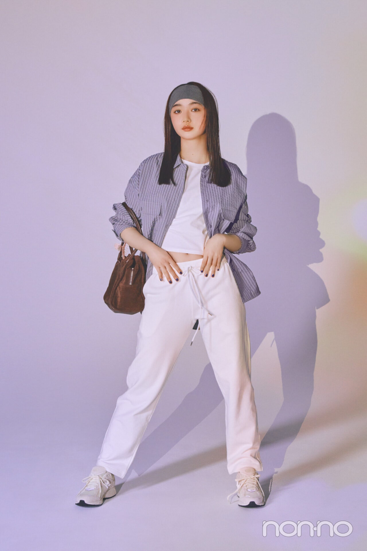 スウェットパンツにシャツを合わせた小宮山莉渚