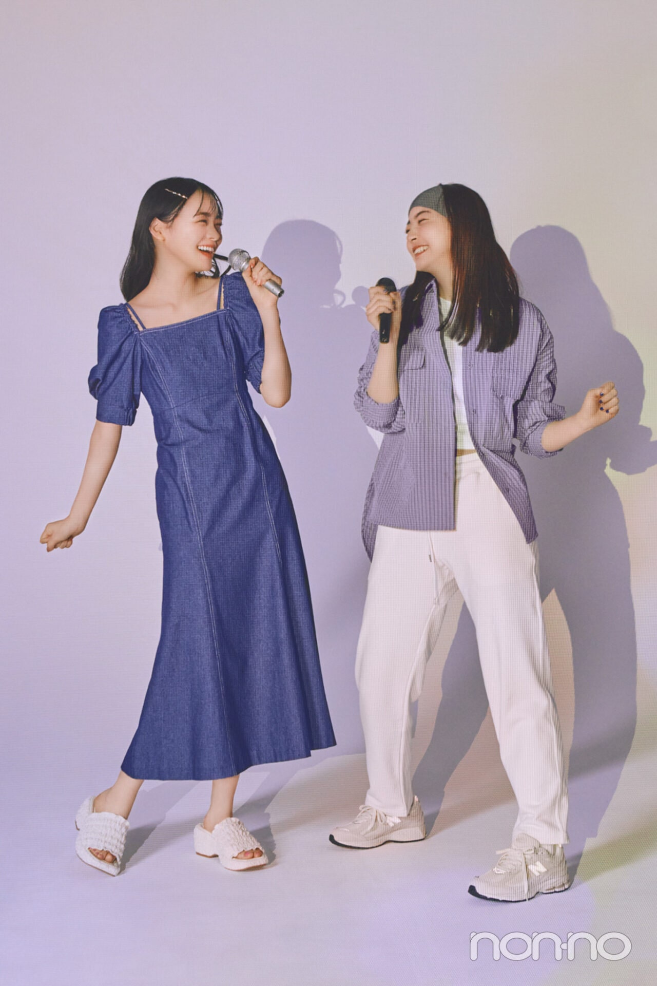 マイクを持って熱唱する林芽亜里と小宮山莉渚