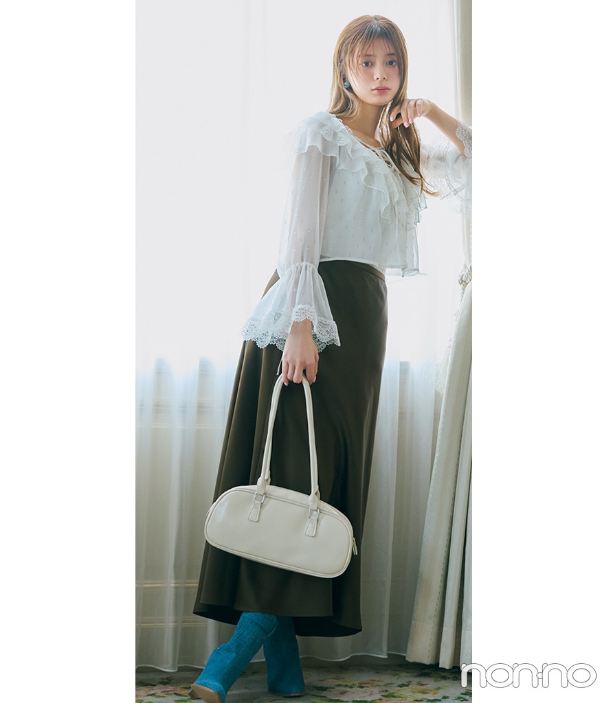 白のフリルブラウスに、ダークカラーのスカートを合わせたコーデ