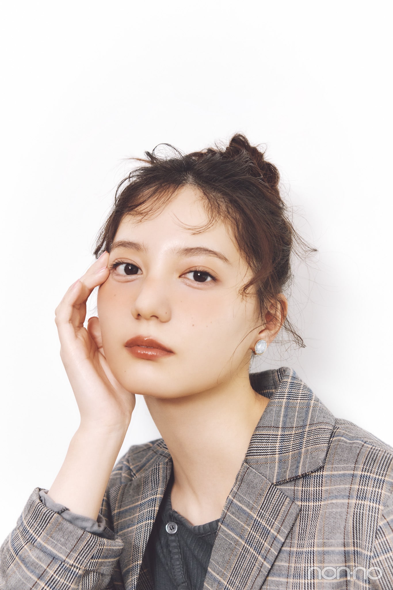小坂菜緒のヘアアレ14daysのカールシニョンの仕上がりカット