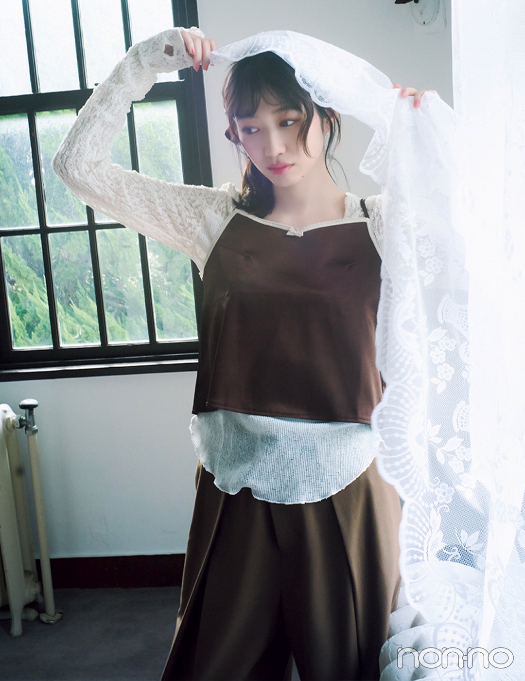 ランジェリーキャミを着た岡本夏美