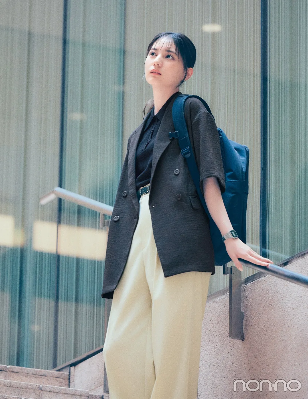 小坂菜緒の大学生の一週間コーデ、月曜日のカラーパンツスタイル