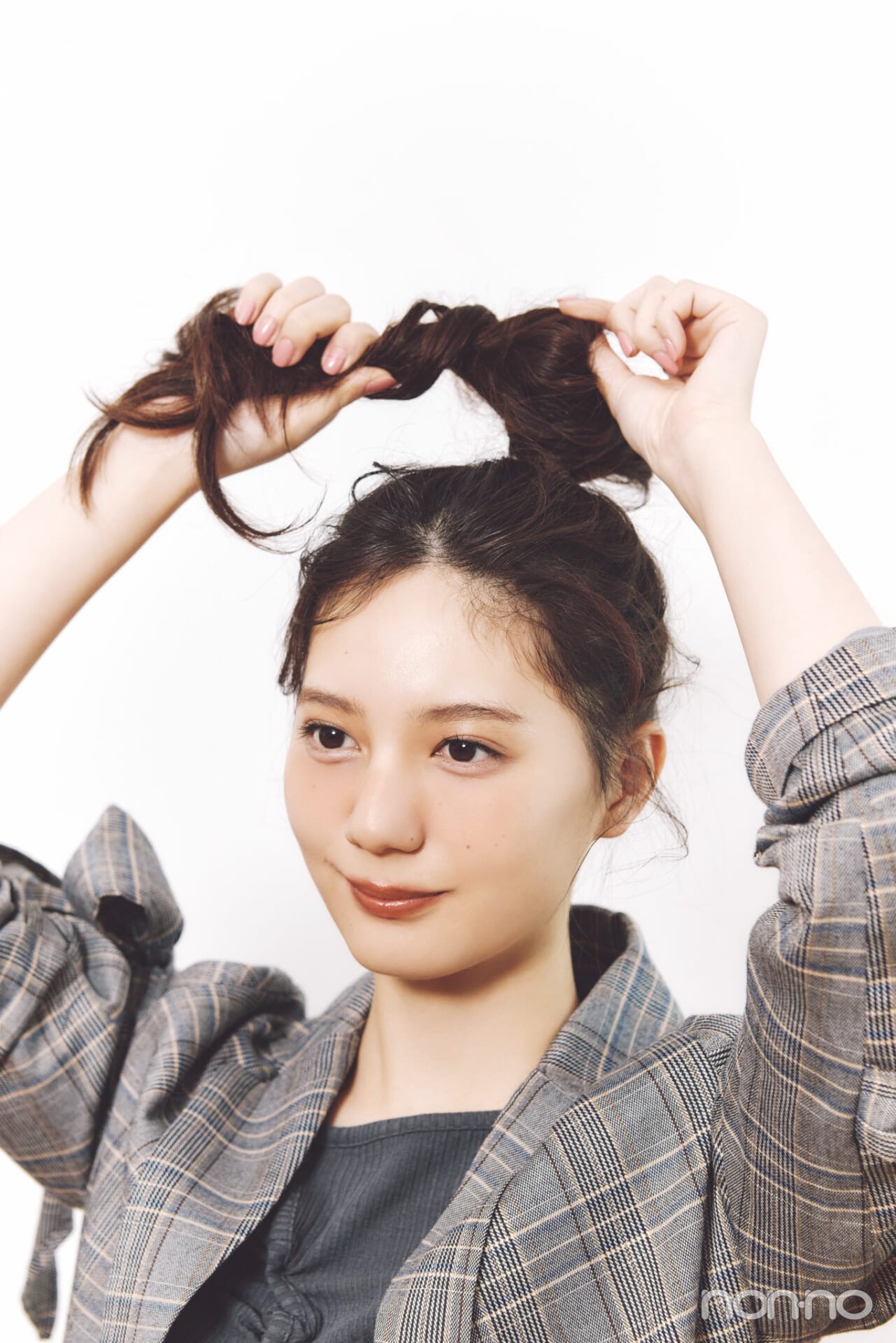 小坂菜緒のヘアアレ14daysのカールシニョンのプロセス①