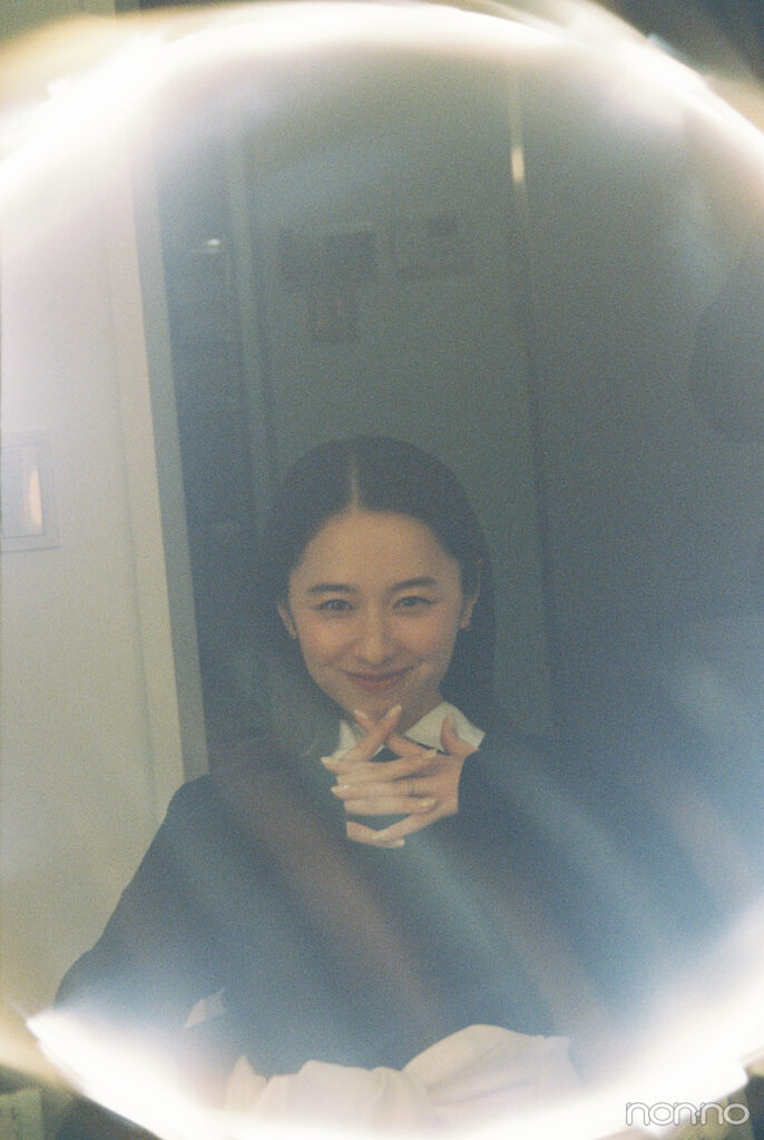 鏡ごしの堀田真由