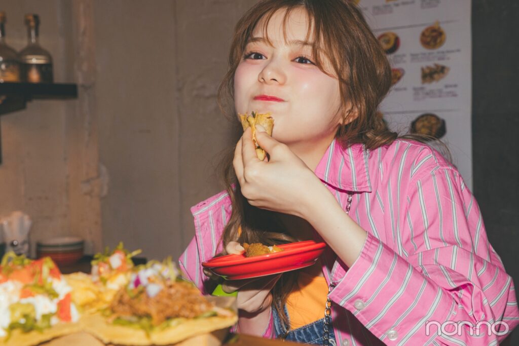 タコスを食べる紺野彩夏