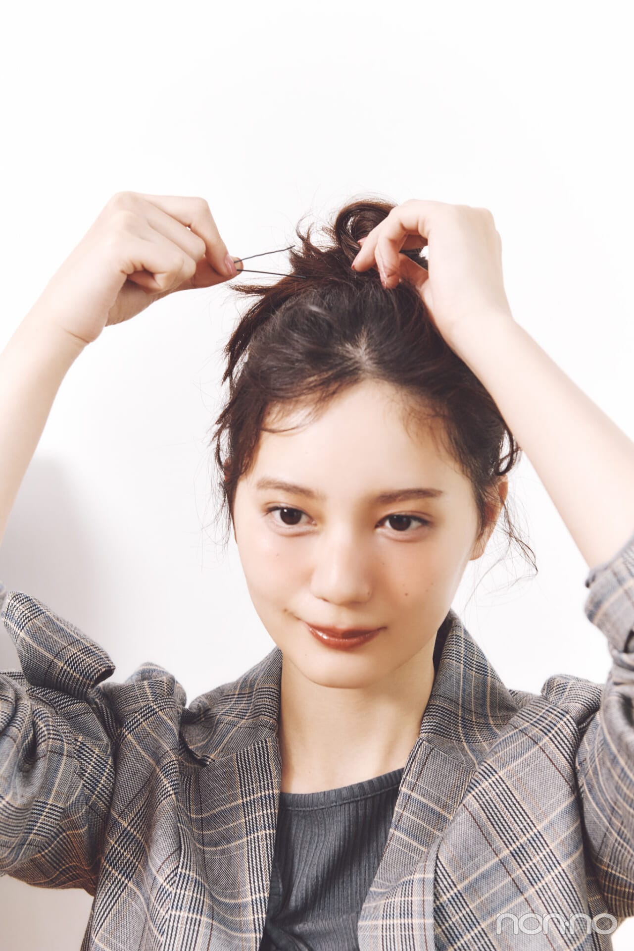 小坂菜緒のヘアアレ14daysのカールシニョンのプロセス②
