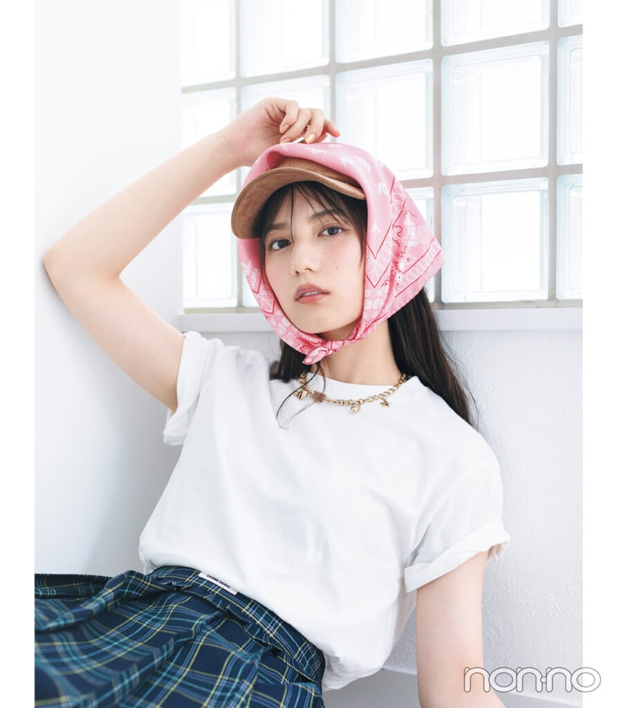 小坂菜緒のトレンドヘア小物「キャップとスカーフ」