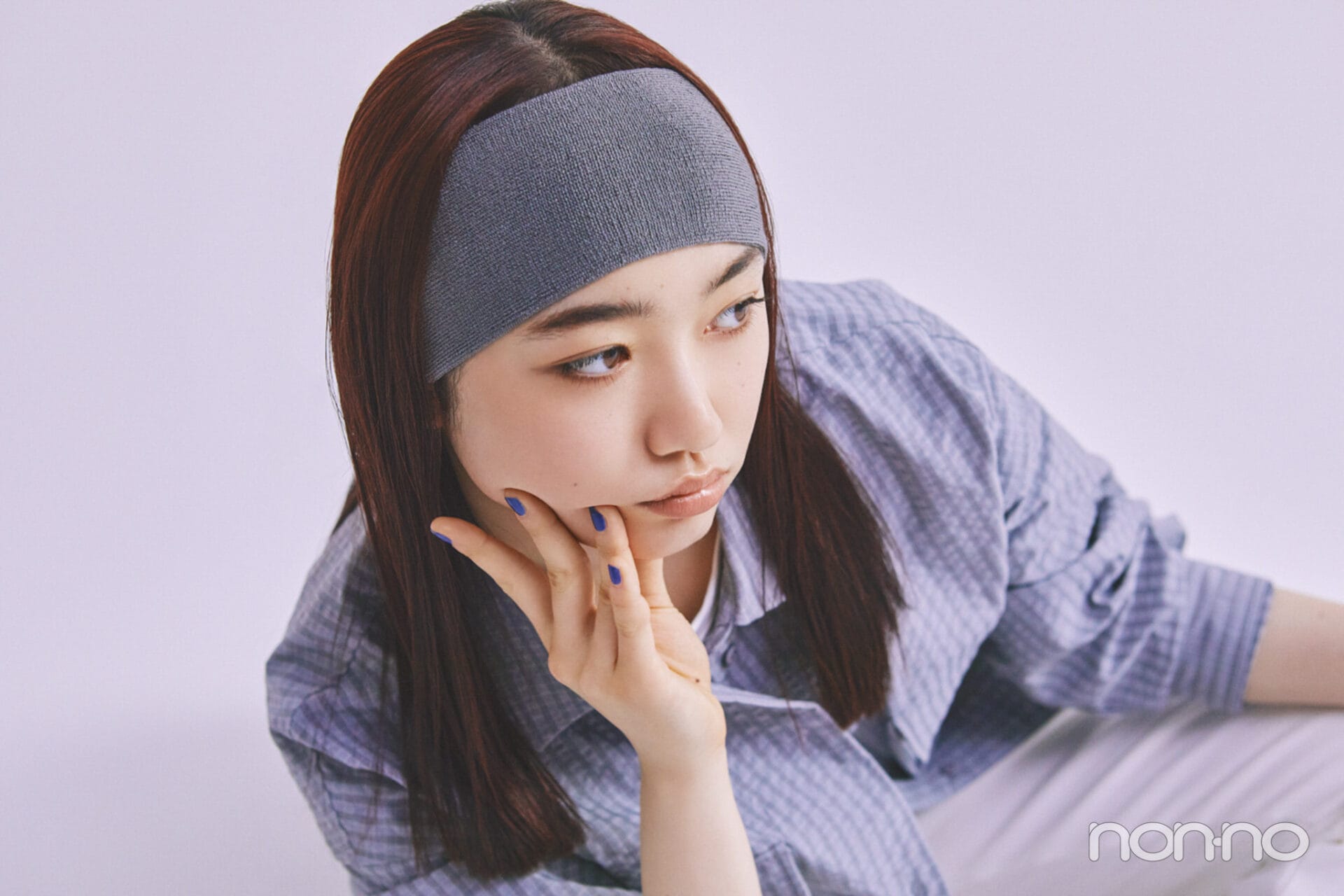 ヘアバンドを付けた小宮山莉渚