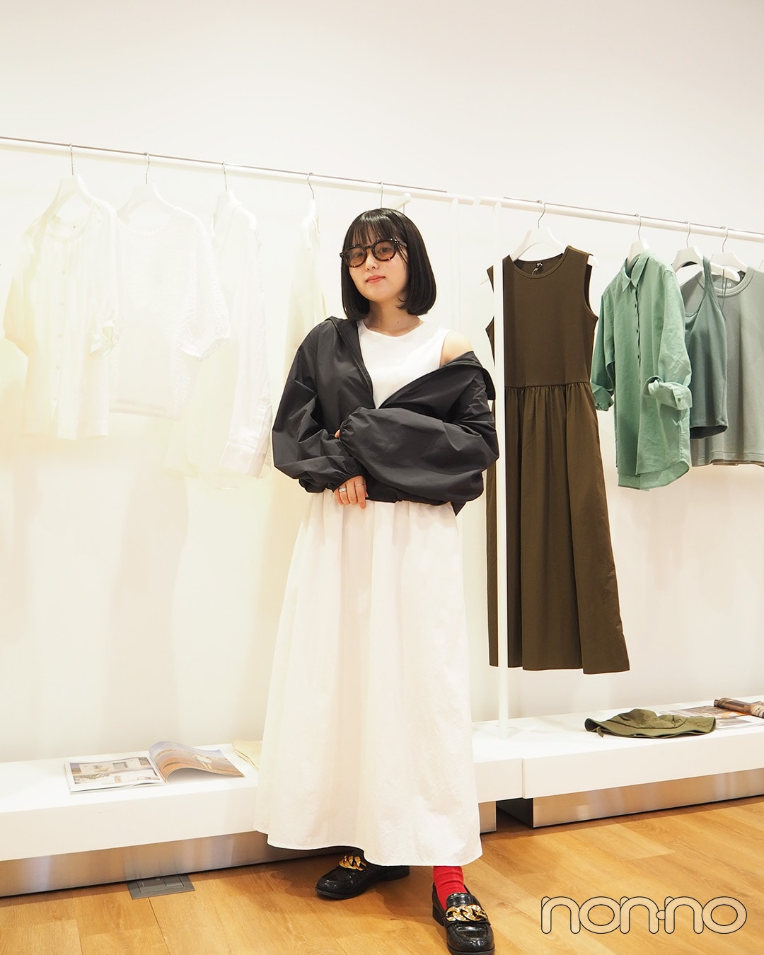 ユニクロのUVパーカと白のコンビネーションワンピを合わせたコーデ