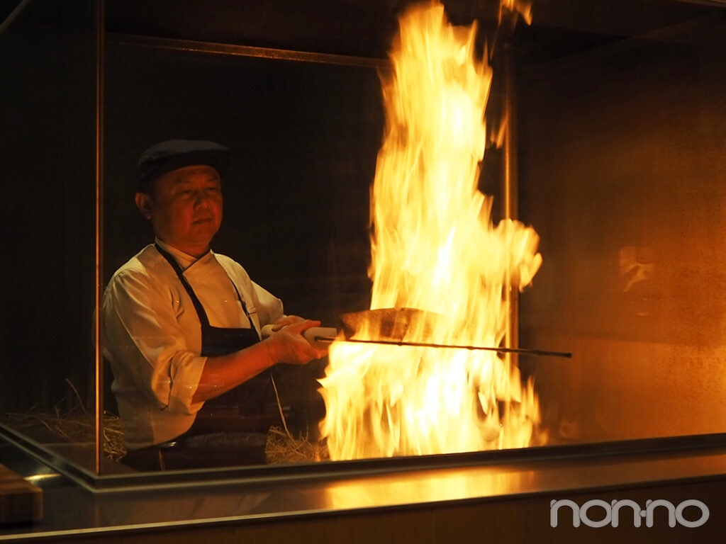 OMOダイニングでのカツオのワラ焼き