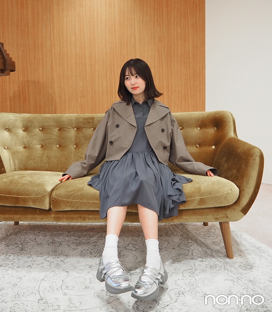 「ショートトレンチチェックコート by rokh」 カラー: 56 OLIVEをシャツワンピースに合わせた着回しコーデ