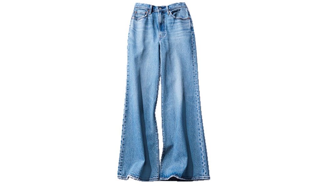 2025秋トレンドのセミフレアデニムパンツ