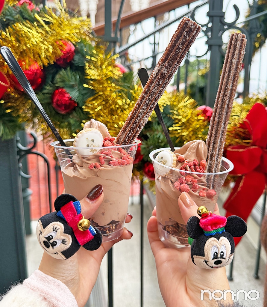 スペシャルサンデー（チョコレートソフトクリーム＆チュロス）、ディズニーランドのクリスマス食べ歩きフード