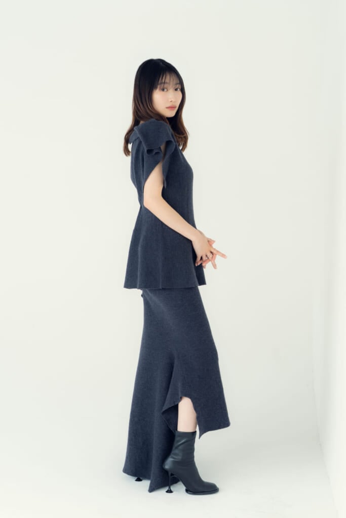 岡本夏美さんの全身カット