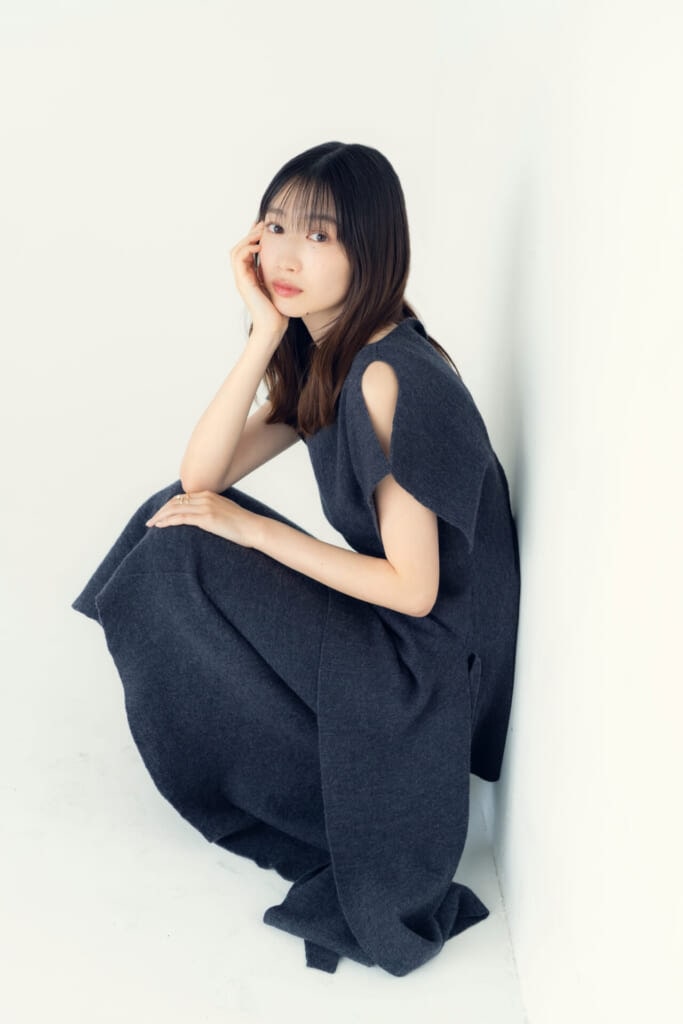 しゃがんで頬に手をあてる岡本夏美さん