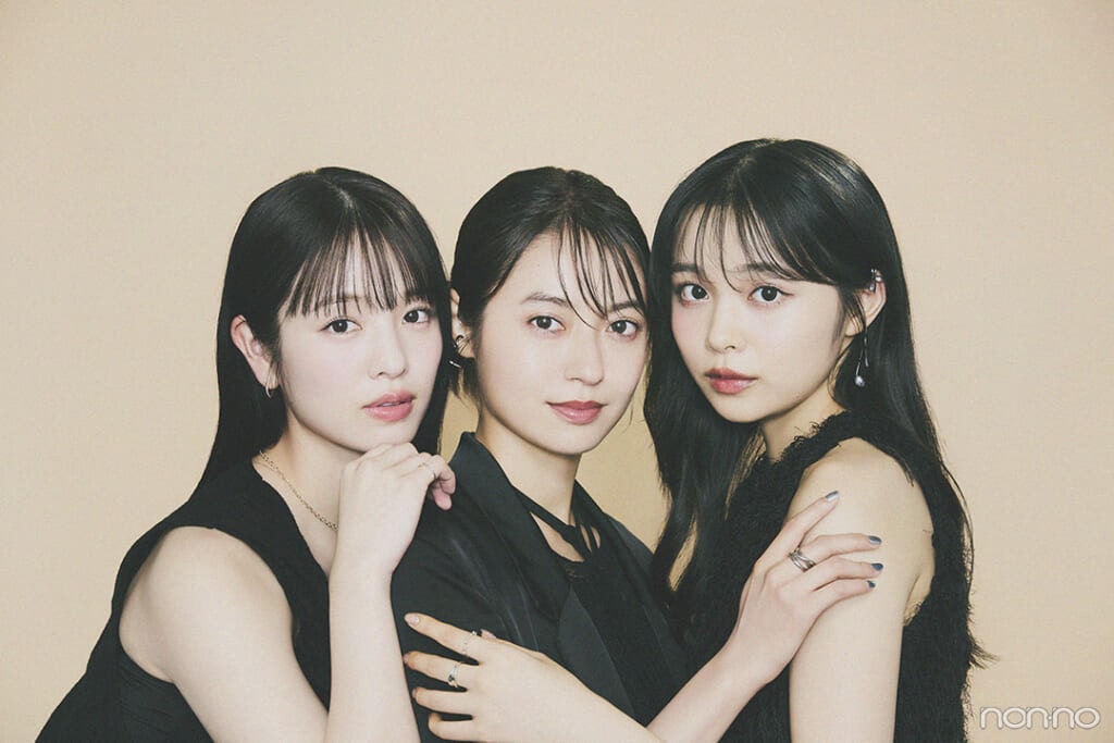 推しの殺人で共演する左から横田真悠さん、田辺桃子さん、林芽亜里さんの密着グループショット