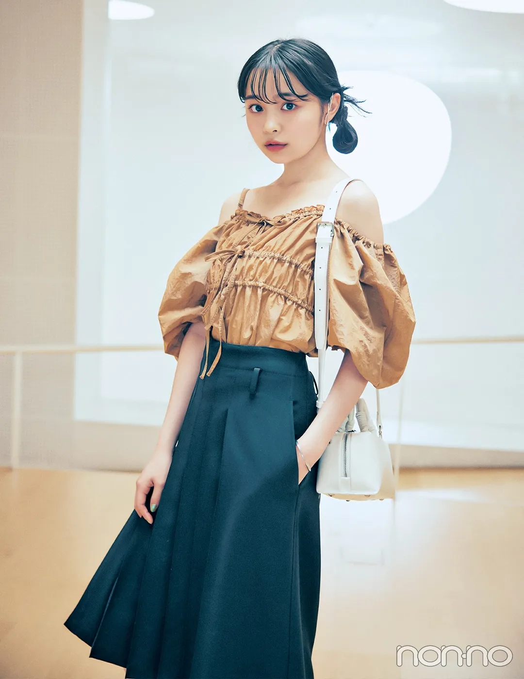 林芽亜里の大学生の一週間コーデ、月曜日のオフショルスタイル