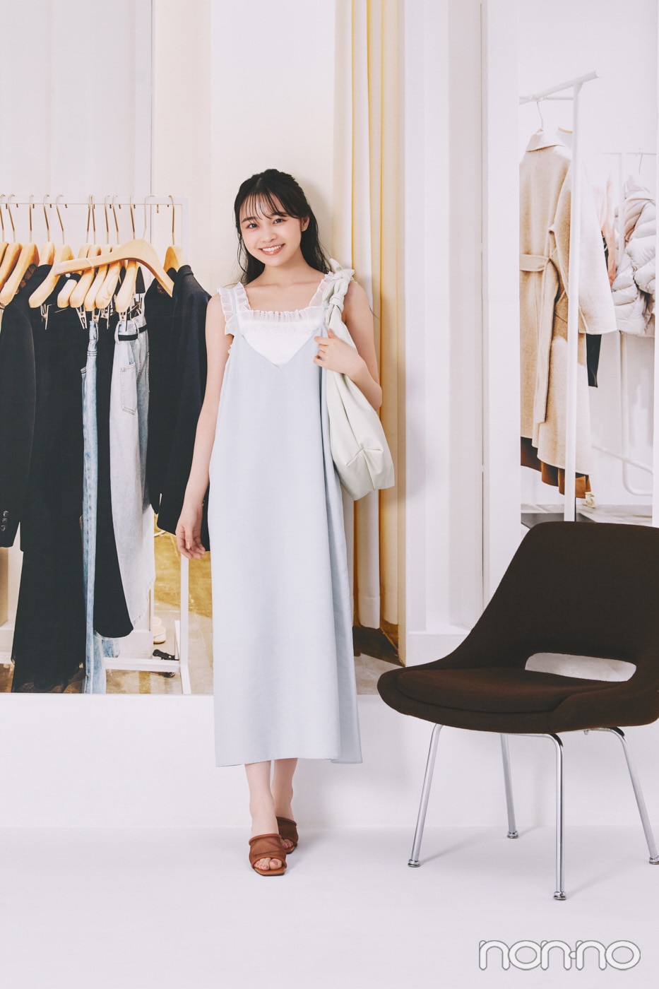 淡い水色のキャミワンピを着た林芽亜里