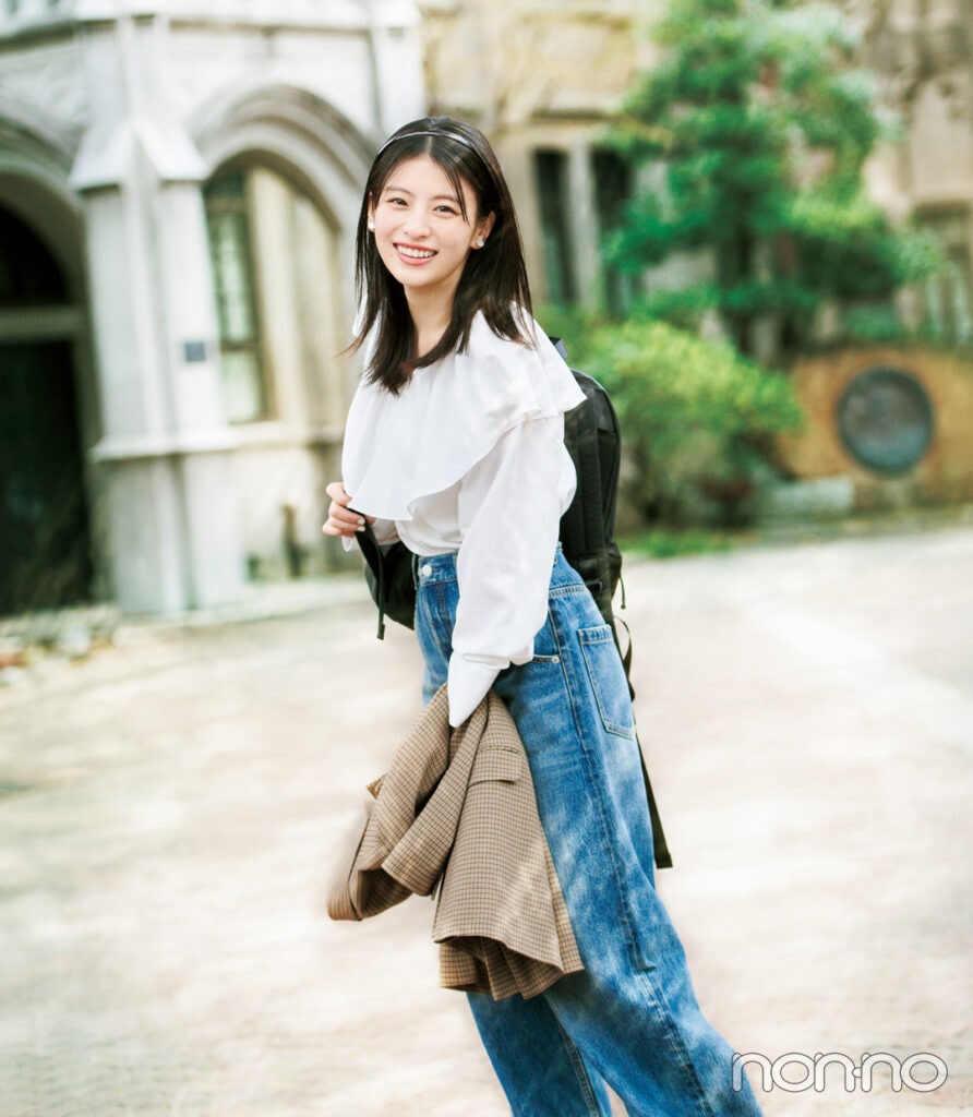 白ブラウス×デニムパンツの大学生コーデ