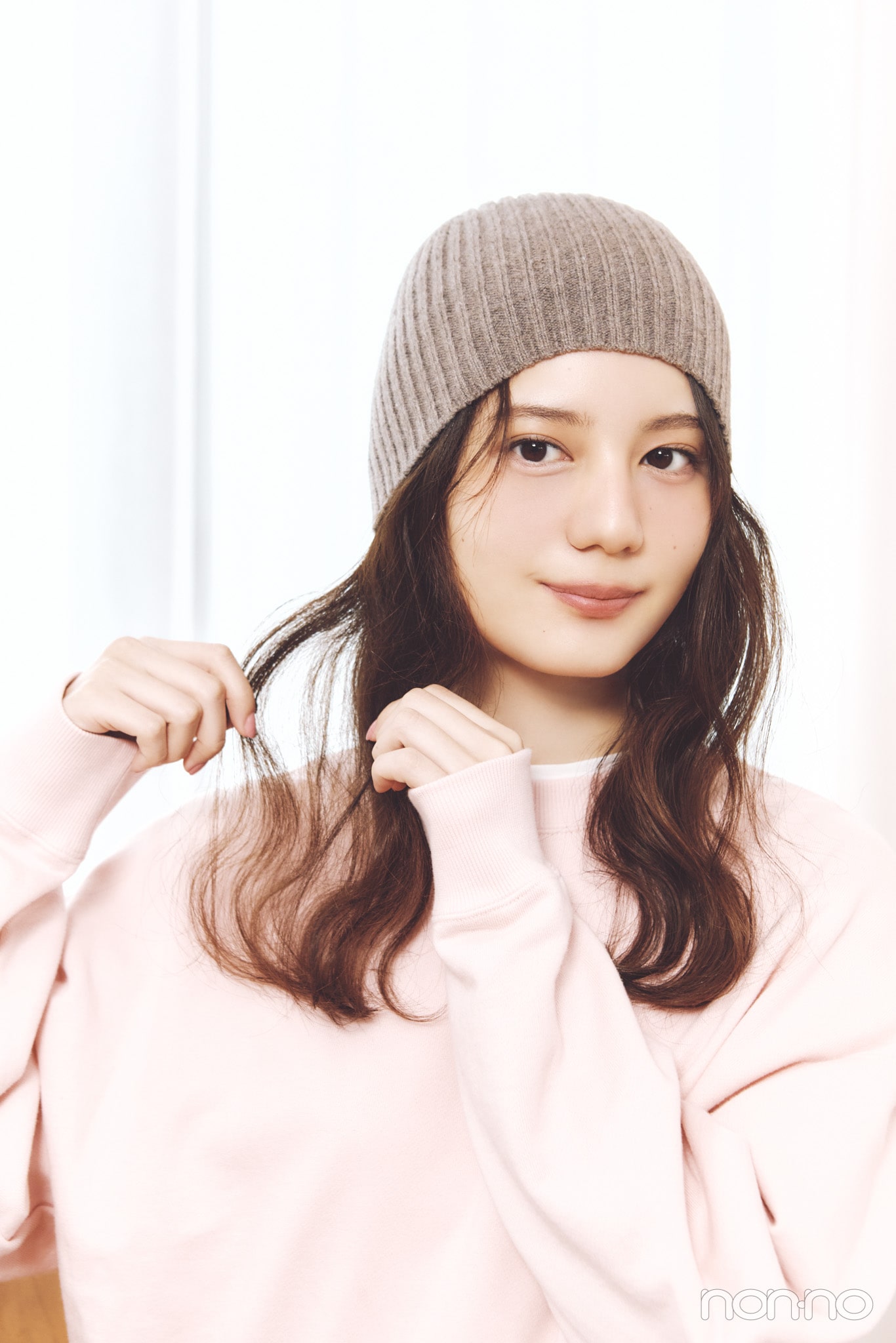 小坂菜緒のヘアアレ14daysのニット帽アレンジのプロセス③