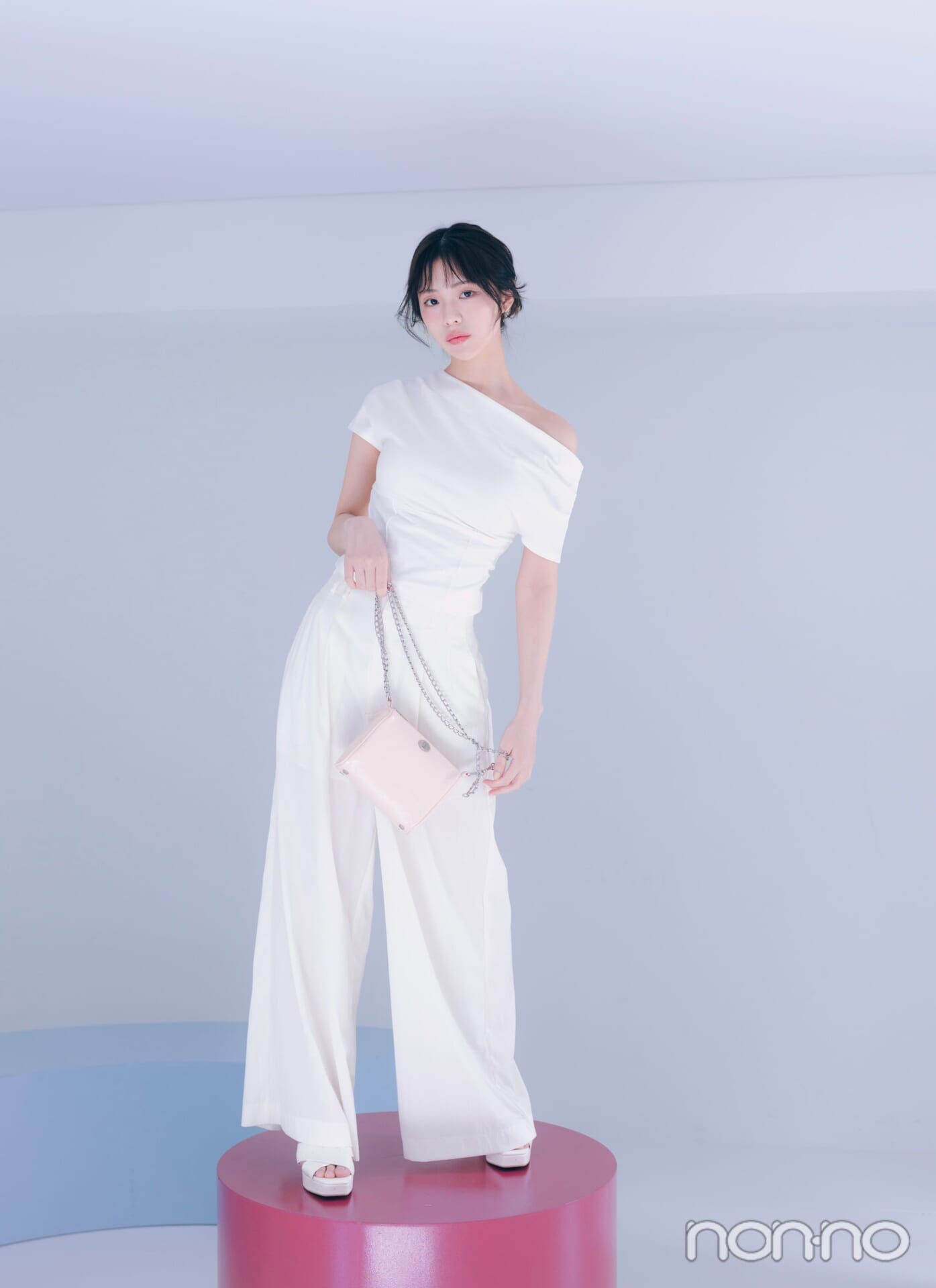 白Tシャツ×白パンツコーデで立っている女性