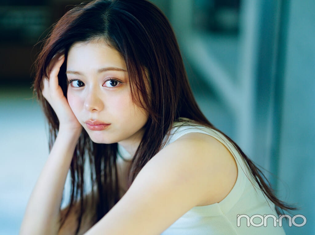 コスメデコルテ スキンシャドウ デザイニング パレット 09を使って濃淡ベージュのカジュアルメイクをした紺野彩夏